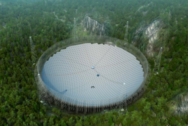 Wizja artystyczna – tak mniej więcej wyglądać będzie FAST (Five-hundred-meter Aperture Spherical Telescope). Źródło: Arxiv.