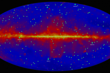 Zielone kropki to lokalizacje 186 błysków gamma zaobserwowanych przez teleskop Fermi LAT. Najciekawsze błyski gamma są dodatkowo wyróżnione.