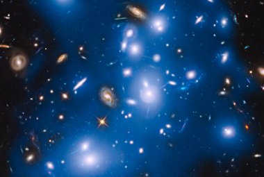 Masywna gromada galaktyk Abell 2744, nazywana Gromadą Pandory,  uwieczniona przez Kosmiczny Teleskop Hubble'a. Źródło: NASA, ESA, M. Montes (IAC) oraz J. Lotz, M. Mountain, A. Koekemoer, oraz HFF Team (STScI)