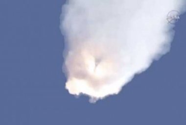 Eksplozja rakiety Falcon 9 dwie minuty po starcie. Źródło: NASA (obraz z transmisji)