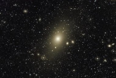Wielka otoczka halo wokół gigantycznej galaktyki eliptycznej M87. Nadwyżka światła w prawej, górnej części tego halo, podobnie jak i ruch mgławicy planetarnej w tej galaktyce, są ostatnimi oznakami tego, że z M87 musiała  jakiś czas temu zderzyć się z inną galaktyką o wielkości pośredniej