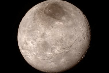 Charon widziany przez sondę New Horizons w dniu 13. lipca 2015 roku