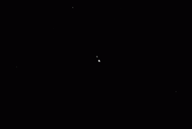 Film poklatkowy przedstawiający Pluton i jego największego z księżyców, Charona. Zdjęcia wykonano przy pomocy kamery LORRI zamontowanej na pokładzie sondy New Horizons. Kliknij w obrazek, by zobaczyć animacje.