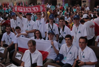 eprezentanci Polski po uroczystości zakończenia ubiegłorocznej – VIII Olimpiady z Astronomii i Astrofizyki w rumuńskiej Suczawie, którzy zostali wyłonieni w zmaganiach LVII Olimpiady.