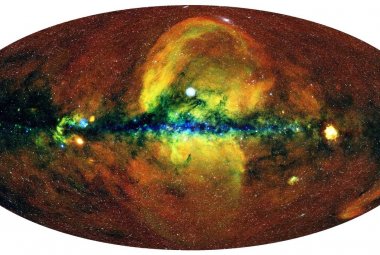 Mapa całego nieba z przeglądu SRG/eROSITA, przedstawiona jako obraz w sztucznie dopasowanych kolorach (czerwony dla energii 0,3-0,6 keV, zielony dla 0,6-1,0 keV, niebieski dla 1,0-2,3 keV).