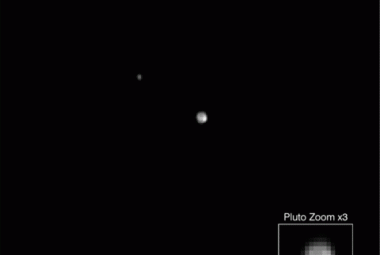 Fot. 1 Pluton i Charon w ciągu około 6,4 dnia ziemskiego obiegają się wzajemnie. Film poklatkowych ukazuje ich ruch wokół barycentrum (kliknij obraz).