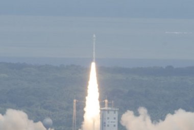 Rakieta Vega VV04 wynosząca na orbitę eksperymentalny statek kosmiczny ESA, IXV. Kosmodrom Kourou, Gujana Francuska
