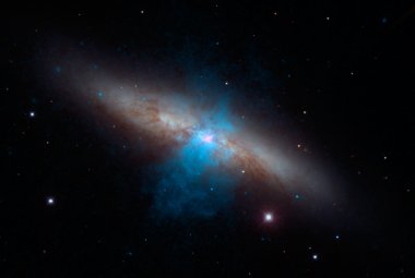 W centrum galaktyki M82 skrywa się potężny pulsar (kolor różowy na rysunku). Obiekt ten obserwowany był przez należącą do NASA misję NuSTAR