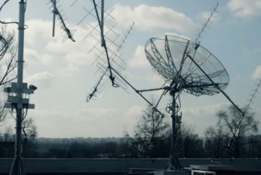 Na zdjęciu: Anteny do komunikowania się z satelitami na dachu CAMK w Warszawie. Źródło: CAMK