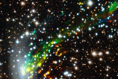  Instrument MUSE na teleskopie VLT posłużyć do obserwacji gazu wyrwanego z galaktyki ESO 137-001. Kolorami pokazano ruchy gazu: czerwony to materia oddalająca się od Ziemi, a niebieski - zbliżająca się.