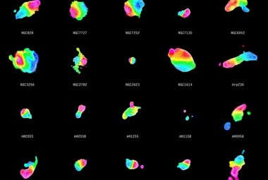 Zdjęcia przedstawiają 30 galaktyk - mergerów. Zaznaczone tu kontury ilustrują moc sygnału generowanego przez tlenek węgla, a barwy galaktyk odzwierciedlają ruchy gazu. Gaz oddalający się od nas widzimy jako bardziej czerwony, a przybliżający – błękitny. Te barwy wraz z konturami wskazują na obecność rotujących, gazowych dysków galaktyk. Źródło: ALMA (ESO/NAOJ/NRAO)/SMA/CARMA/IRAM/J. Ueda et al.