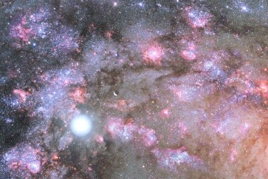  Artystyczna wizja burzliwych narodzin gwiazd zachodzących głęboko wewnątrz jądra młodej, dopiero rosnącej galaktyki eliptycznej.