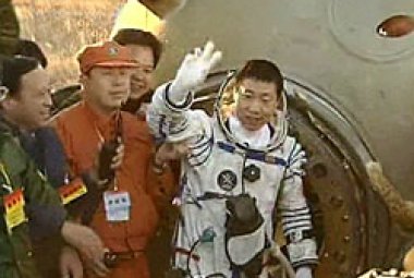 Yang Liwei po wyjściu z kapsuły. 