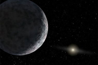  Koncepcja artysty ukazująca planetę oznaczoną numerem katalogowym 2003UB313 na samotnych, mroźnych rubieżach naszego Układu Słonecznego. Słońce widać w oddali. Nowa planeta, która dopiero zostanie formalnie nazwana, jest conajmniej rozmiarów Plutona i około trzy razy bardziej od niego odległa. Jest bardzo zimna i ciemna. Planeta została odkryta teleskopem Samuela Oschina w obserwatorium Mount Palomar niedaleko San Diego w Kalifornii 8 stycznia 2005 roku. Źródło: NASA/JPL-Caltech.