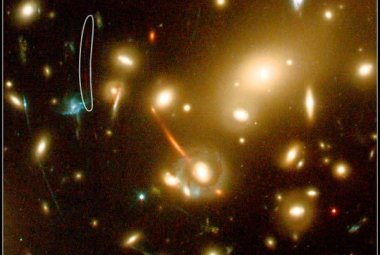Nowoodkryta galaktyka rozszczepiona na 3 obrazy - dwa w zakreślonej elipsie, trzeci jej obraz - w kółku. Zdjęcie wykonano kamerą Advance Camera for Survey na pokładzie Teleskopu Hubble'a. Fot. ESA, NASA, J.-P. Kneib, R.Ellis.