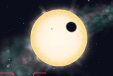Astronomowie mogą wykryć przejście wielkiej planety śledząc jasność gwiazdy w długich okresach czasu. Jeśli jasność nieznacznie spada w charakterystyczny sposób, powodem może być przesłaniająca sylwetka orbitującego świata. Zdarza się to tylko w rzadkich wypadkach, gdy orbita planety leży w płaszczyźnie naszego widzenia. Kliknięcie uruchomi animację. S&T ilustracja: Steven Simpson.