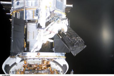 Kamera FOC usuwana z Teleskopu Hubble'a w czasie Misji Serwisowej 3B. Czy następca kamery FOC - kamera ACS - spisze się równie dzielnie? (ESA)