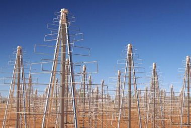 Komputerowy obraz przedstawiający sieć anten na niskie częstotliwości, które będą postawione na jednej z australijskich pustyń. Źródło: Swinburne Astronomy Productions/ICRAR/ASTRON