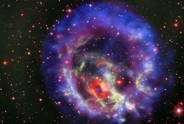 Złożony obraz supernowej 1E0102.2-7219, w której centrum znajduje się gwiazda neutronowa.