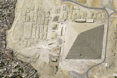 Piramida Cheopsa, Kair, zdjęcie w oryginalnej jakości 30cm, zrobione przez satelitę Pléiades Neo 3, copyright Airbus DS 2021