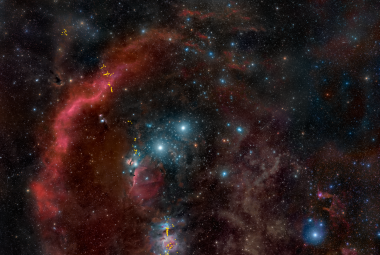 Na ilustracji zdjęcie z teleskopu naziemnego najbliższego kompleksu gwiazdotwórczego w Orionie.  Niektóre z nich nadal otoczone są kokonami materii gazowej i pyłowej, i widoczne są tylko w podczerwieni. Zaznaczono również punkty w kolorze żółtym, które tworzą pofalowaną linię z zaznaczonymi pozycjami 304 rodzących się gwiazd obserwowanych przez teleskop Hubble'a. Źródło: zdjęcie z Ziemi wykonane przez R.B.Andreo, DeepSkyColors.com; dane astr.NASA, ESA, STScI, N. Habel and S. T. Megeath (Univ. of Toledo)