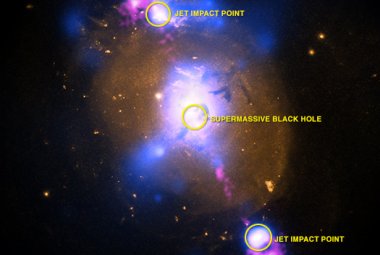 Galaktyka 4C+29.30 widziana w zakresie optycznym (kolor złoty), rentgenowskim (kolor niebieski), radiowym (kolor różowy).