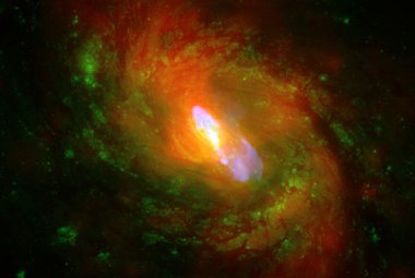 Mozaika zdjęć, NGC 1068, jednej z najbliższych i najjaśniejszych galaktyk, w których zachodzą oba zjawiska: akrecja na czarną dziurę oraz formacja gwiazdowa. Wyniki nowych badań wskazują, że średnio przez długi okres czasu oba te zjawiska zmieniają się w podobnym tempie. Najprawdopodobniej jest to spowodowane tym, że oba zjawiska wymagają dużych zasobów gazu. Dane rentgenowskie z Obserwatorium Chandra są zaznaczona na czerwono, dane optyczne z Kosmicznego Teleskopu Hubble’a na zielono i radiowe obserwacje z