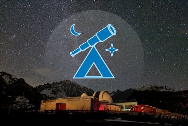 W tle widać piękne nocne niebo nad Obserwatorium Astronomicznym Aosta Valley w Saint-Barthelemy we Włoszech. To tam odbędzie się międzynarodowy obóz astronomiczny dla młodzieży ESO Astronomy Camp 2013. Źródło zdjęcia: ESO/P. Calcidese–Fondazione C. Fillietroz, ONLUS.