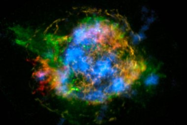 Pozostałość po wybuchu supernowej Cas A. Mapa powstała z nałożenia obrazów uzyskanych w zakresie promieniowania rentgenowskiego przez satelity Chandra i NuSTAR. Kolor czerwony i zielony wskazuje obszary obserwowane przez Chandrę (rozgrzane żelazo, magnez i krzem). Kolor niebieski uwidacznia rozkład tytanu zaobserwowany przez NuSTAR. Źródło: NASA/NuSTAR