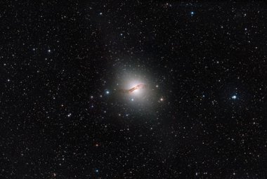 Na ilustracji: Fotografia pięknej galaktyki eliptycznej Centaurus A.
