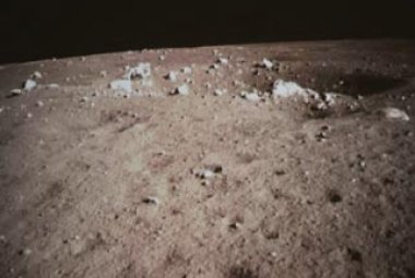 Krajobraz księżycowy otaczający lądownik Chang'e 3. Zdjęcie wykonano tuż po jego wylądowaniu na Księżycu, 14 grudnia 2013 roku. Źródło: CCTV
