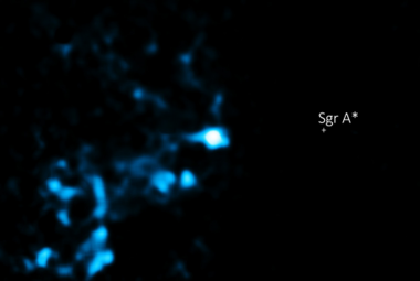 Według najnowszych badań supermasywna czarna dziura znajdująca się w centrum Drogi Mlecznej wykazała co najmniej dwa silne rozbłyski w ciągu kilku ostatnich stuleci. Dzięki obserwacjom rentgenowskim, które ukazują odrzucone chmury rozgrzanego gazu, naukowcy mogą dziś odtwarzać dawną aktywność tego obiektu. Zjawisko to znane jest jako echo świetlne. Źródło: Chandra X-ray Observatory ACIS Image 
