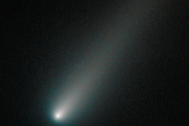 Kometa ISON, która zalśni jasno na listopadowym i grudniowym niebie na skutek bliskiego spotkania ze Słońcem, została sfotografowana przez Teleskop Hubble'a - 9 X 2013 roku.   Źródło: NASA/JPL-Caltech/UMD