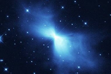 Orginalne zdjęcie z teleskopu Hubble'a uzyskane przez R.Sahai i J.Trauger (Jet Propulsion Laboratory, USA) oraz zespołu WFPC2. Ekspozycja trwała 1000 sekund. Obserwowane światło jest światłem gwiazdy centralnej rozproszonym przez cząsteczki pyłu. 