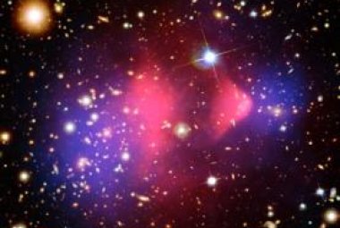 Gromada Pocisk, którą uważa się za jeden z pośrednich dowodów na istnienie ciemnej materii. Źródłó: NASA/CXC/CfA/STScI/ESO