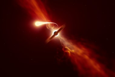 Na ilustracji: wizja artystyczna jak supermasywna czarna dziura niszczy gwiazdę, która za bardzo zbliżyła się. Niczym spagetti gwiazda zostaje rozciągnięta (t.j. rozciągnięta „łezka” na pierwszym planie) i rozerwana przez potężne siły pływowe czarnej dziury zanurzonej w dysku gazowo-pyłowym, który tutaj jest widziany z boku. Astronomowie nazywają to zjawiskiem rozerwania pływowego TDE (skrót z j.ang. Tidal Disruption Event). Źródło: ESO/M. Kornmesser