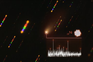 Detekcja niklu w atmosferze międzygwiazdowej komety 2I/Borisov. W prawej dolnej części pokazano widmo światła komety, nałożone na jej optyczne, rzeczywiste zdjęcie wykonane teleskopem VLT z końcem 2019 r. 