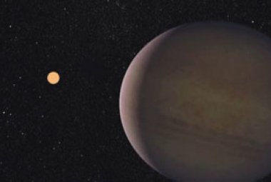 Mikrosoczewkowanie jest znakomitą metodą wykrywania egzoplanet. Ta koncepcja artystyczna przedstawia pierwszą planetę odkrytą w ten sposób, glob o masie zbliżonej do masy Jowisza, krążący wokół czerwonego karła znajdującego się w odległości co najmniej 10 000 lat świetlnych od Słońca. Źródło: NASA / JPL-Caltech.
