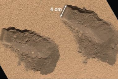 Ślady czerpaka, którym Curiosity pobierał glebę do badań. Źródło: NASA