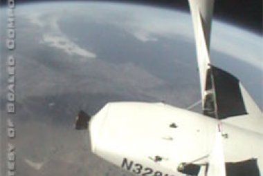 SpaceShipOne widziany ze swojej własnej kamery pokadowej. Pod nim Kalifornia. Fot. Scaled Composites 