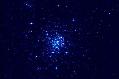 Zdjęcie przedstawia gromadę gwiazd NGC 1818 położoną w Wielkim Obłoku Magellana, wykonane z pomocą obserwatorium Gaia w ramach kalibracji i testów prowadzonych przed fazą naukową misji. Obraz ma wymiary 212 x 212 sekund łuku, na górze znajduje się północ zaś na lewo wschód. Czas ekspozycji zdjęcia to zaledwie 2,85 sekundy. Zdjęcie to zjmuje 1% całkowitego pola widzenia obserwatorium.