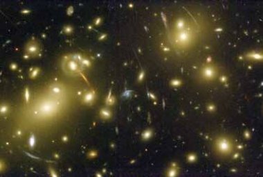 Kanadyjscy i amerykańscy naukowcy wykorzystują efekt soczewkowania grawitacyjnego, który przypomina nieco działanie szkła powiększającego. Tym sposobem badają hala ciemnej materii wokół galaktyk. Okazuje się, że hala te mogą być nawet pięciokrotnie większe niż same galaktyki. Źródło: NASA, Andrew Fruchter and the ERO Team [Sylvia Baggett (STScI), Richard Hook (ST-ECF), Zoltan Levay (STScI)]