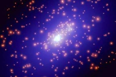 Mapa masy gromady galaktyk CL0024+1654 stworzona dzięki szczegółowym obserwacjom teleskopu Hubble'a. Niebieska część obrazu odpowiada mapie rozkładu ciemnej materii, czerwona (pomarańczowa) część to obraz świecącej materii - galaktyki w gromadzie. Źródło: European Space Agency, NASA, Jean-Paul Kneib (Observatoire Midi-Pyrénées, France/Caltech, USA)