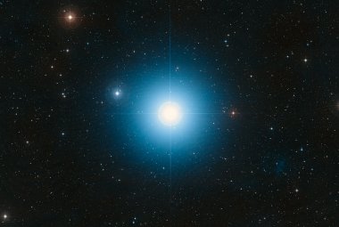 Gwiazda Fomalhaut. Pole widzenia wynosi 2,7 x 2,9 stopnia, czyli niedawno odkryty trzeci składnik znajduje się poza obszarem fotografii. Źródło: NASA, ESA, Digitized Sky Survey 2. Acknowledgment: Davide De Martin (ESA/Hubble).