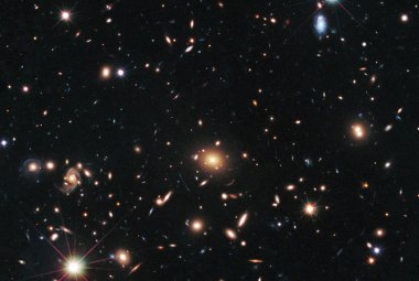 Odległe wybuchające gwiazdy obserwowane przez Hubble Space Telescope dostarczają astronomom potężne narzędzie badawcze. Wiedząc jak wygląda niewzmocniony obraz supernowych typu Ia i mając ich wzmocniony na skutek soczewkowania grawitacyjnego obraz, można  obliczyć rozkład materii w obiekcie wywołującym soczewkowanie, czyli w gromadzie galaktyk.