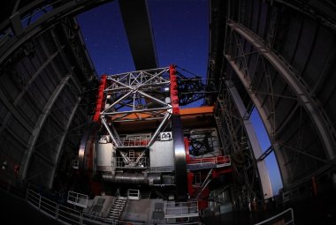 Large Binocular Telescope na górze  Mount Graham w Arizonie, USA. Oba zwierciadła teleskopu mają średnicę 8,4 metra tworząc jeden instrument. To właśnie na tym teleskopie używany jest instrument „Lucifer”.  Źródło: Polsterer / HITS.