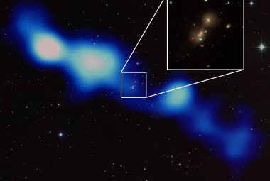 Obraz z LOFAR-a nowej gigantycznej radiogalaktyki (kolor niebiesko-biały) nałożony na zdjęcie optyczne (z przeglądu Digitized Sky Survey). Ramka pokazuje centralny triplet galaktyk (z przeglądu Sloan Digital Sky Survey). Cały obraz obejmuje obszar o średnicy około 6 mln lat świetlnych.  Radiogalaktyka to rodzaj galaktyki z aktywnym jądrem o rozległych strukturach radiowych. Aktywne jądro galaktyki (AGN), napędzane energią supermasywnej czarnej dziury, zdolne jest wyrzucać świecącą radiowo materię na olbrzym
