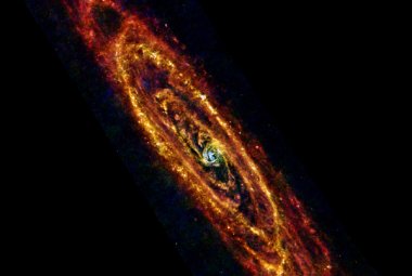 Obraz Galaktyki Andromedy uzyskany na podstawie obserwacji Kosmicznego Obserwatorium Herschela. Ta galaktyka, znana również jako M31, jest najbliższą sąsiadką naszej Drogi Mlecznej. Dzięki temu stała się idealnym celem obserwacji w zakresie podczerwonym, dostarczając informacji na temat procesów powstawania gwiazd i ewolucji galaktyk. Źródło: NASA