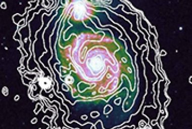Mapa radiowa galaktyki M51 wykonana za pomocą interferometru radiowego LOFAR, pracującego na niskich częstotliwościach radiowych. Źródło: Astron