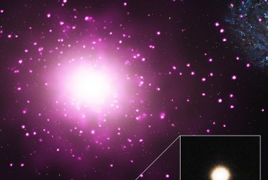 Galaktyki NGC 4649 i M60-UCD1. Drugą oznaczono kwadratem i pokazano w powiększeniu. Obraz jest połączeniem zdjęcia optycznego z HST i rentgenowskiego z obserwatorium Chandra. Źródło: X-ray: NASA/CXC/MSU/J.Strader et al, Optical: NASA/STScI.